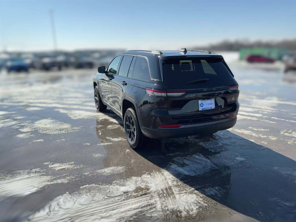 New 2026 Jeep Grand Cherokee Altitude image 9