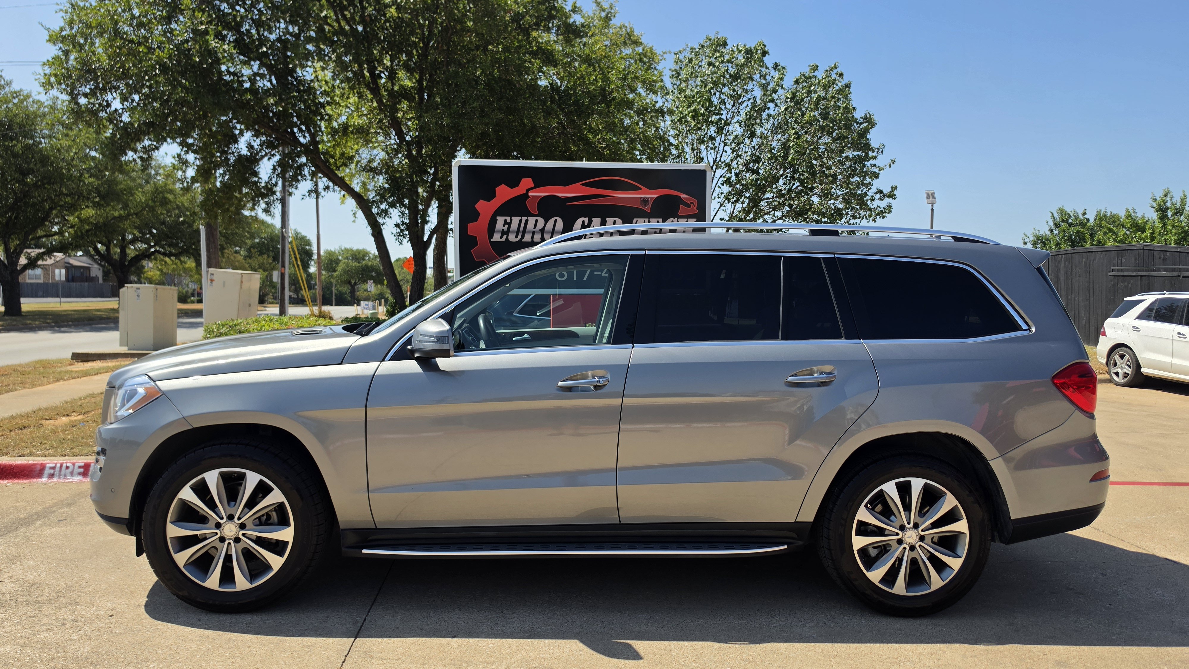 Used 2015 Mercedes-Benz GL 320 BlueTEC 4MATIC w/ Premium I Package image 2
