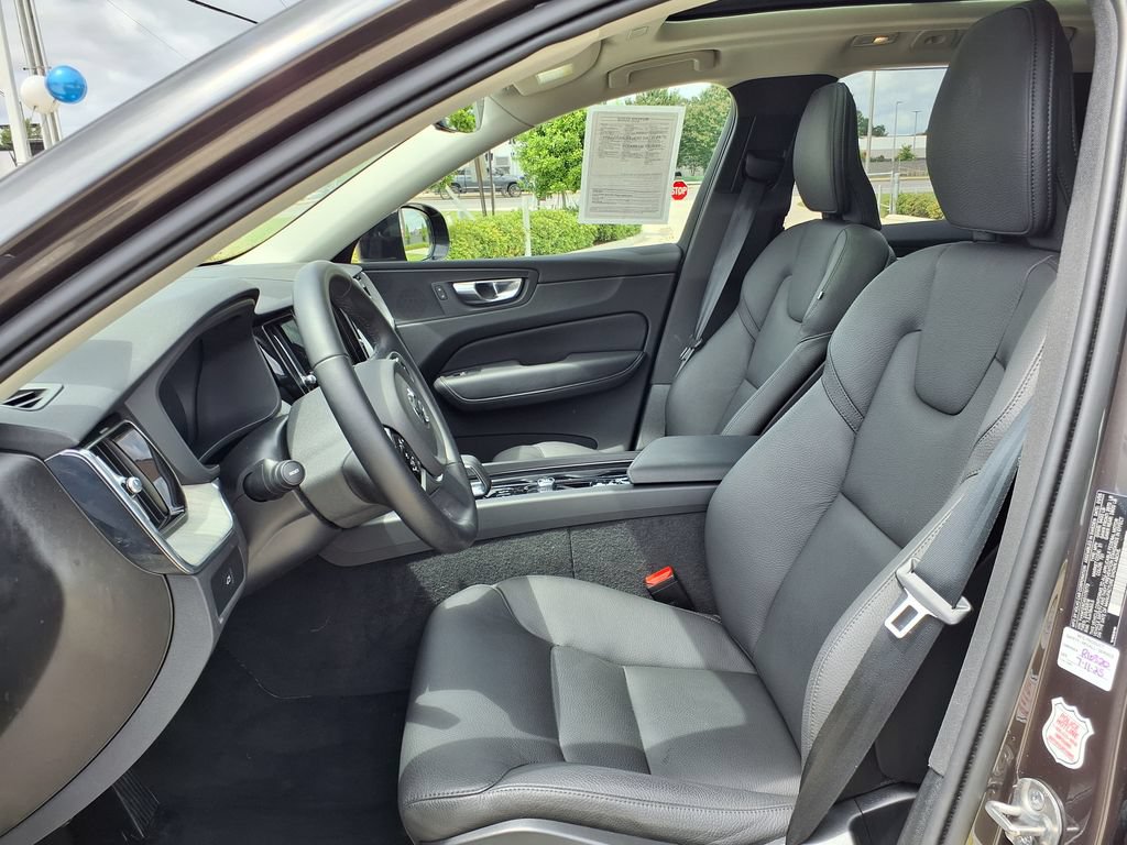 Certified 2025 Volvo XC60 B5 Plus AWD/4WD image 15