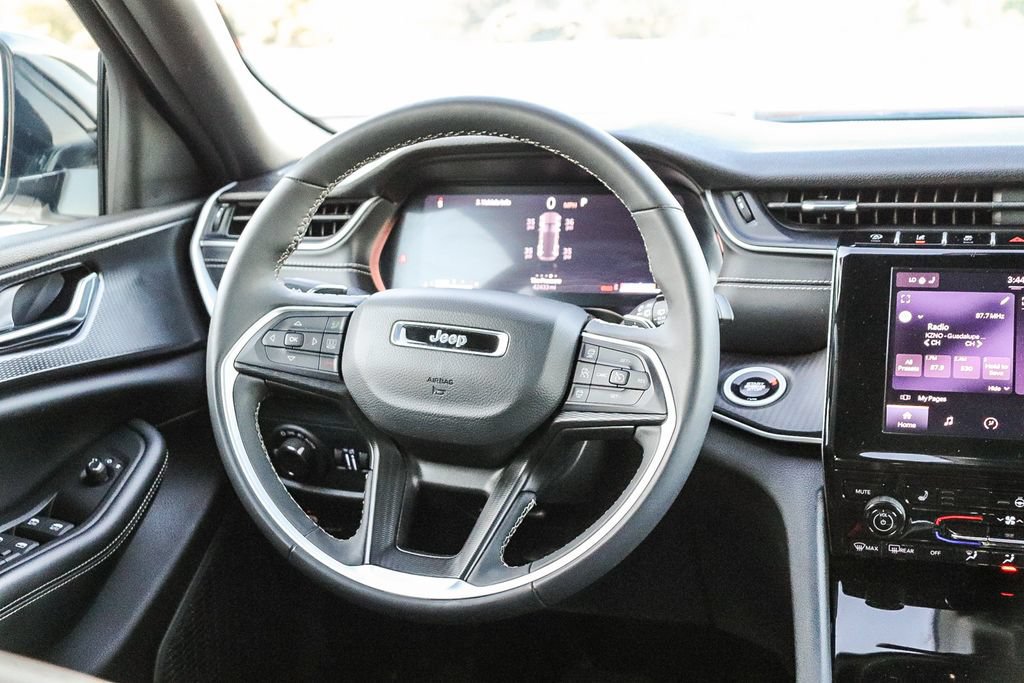Used 2025 Jeep Grand Cherokee Altitude AWD/4WD image 17