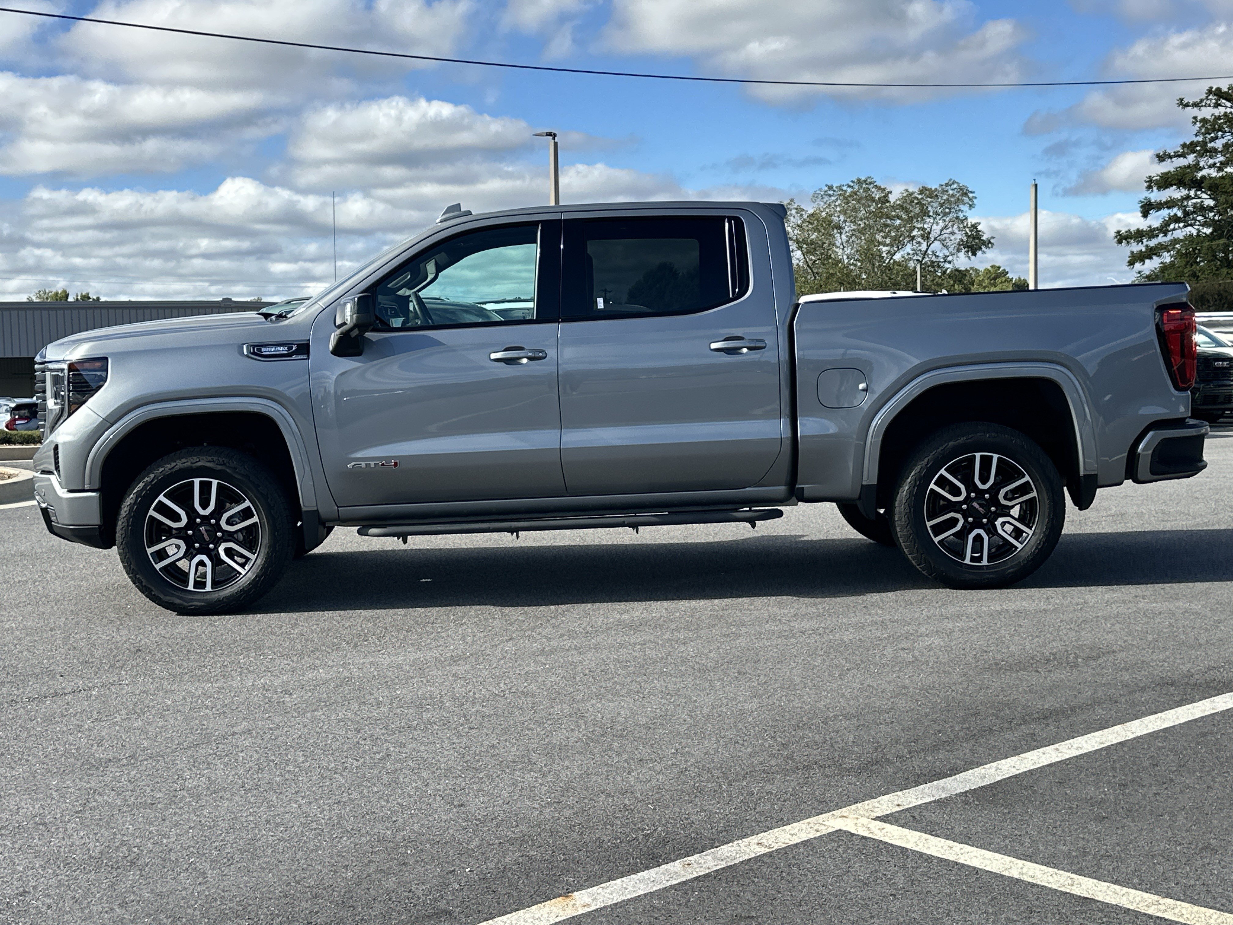 Used 2025 GMC Sierra 1500 AT4 w/ Technology Package AWD/4WD image 9