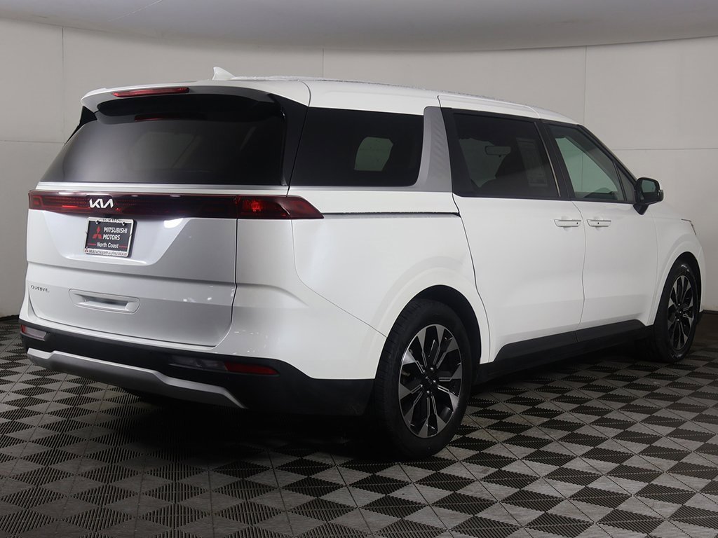 Used 2023 Kia Carnival EX image 10