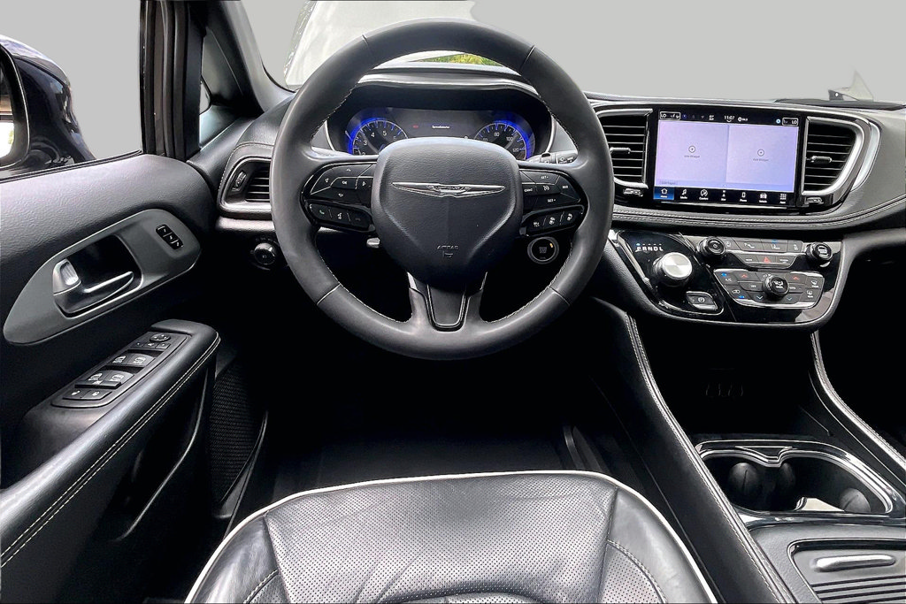 Used 2025 Chrysler Pacifica Limited FWD image 5