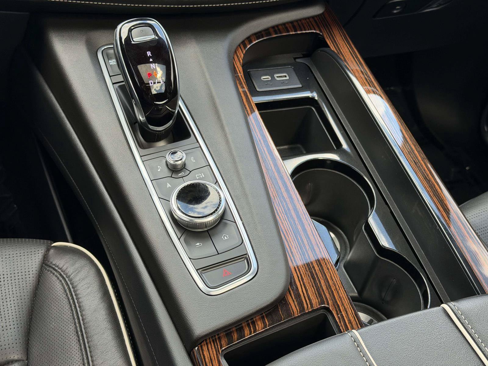 Used 2021 Cadillac Escalade Premium Luxury AWD/4WD image 17