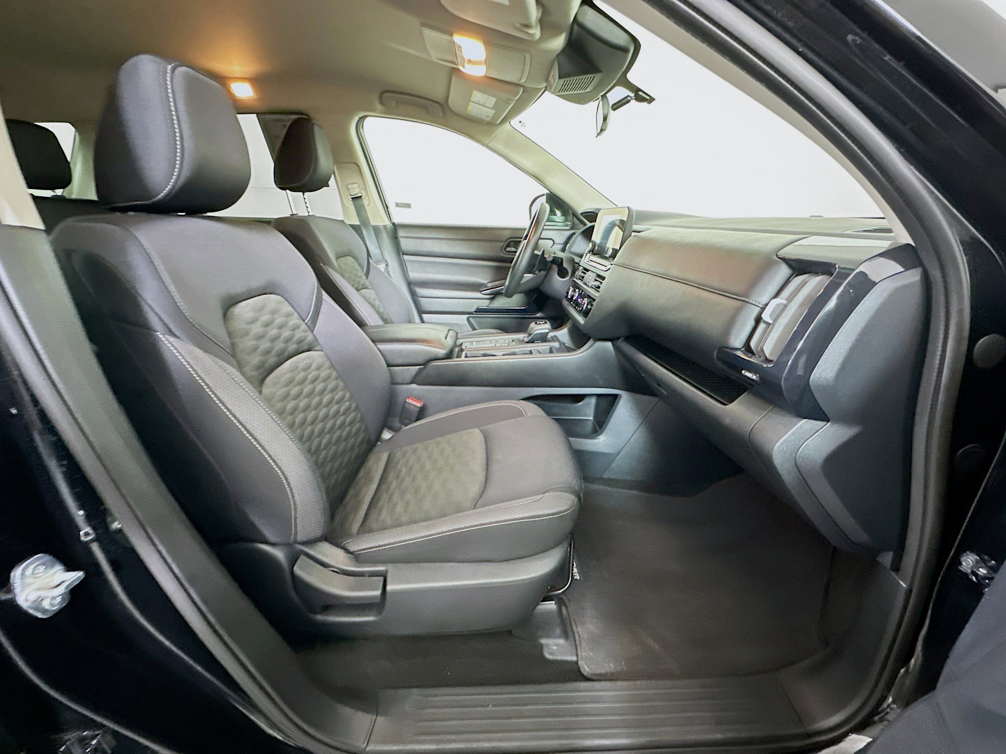 Used 2024 Nissan Pathfinder S image 30