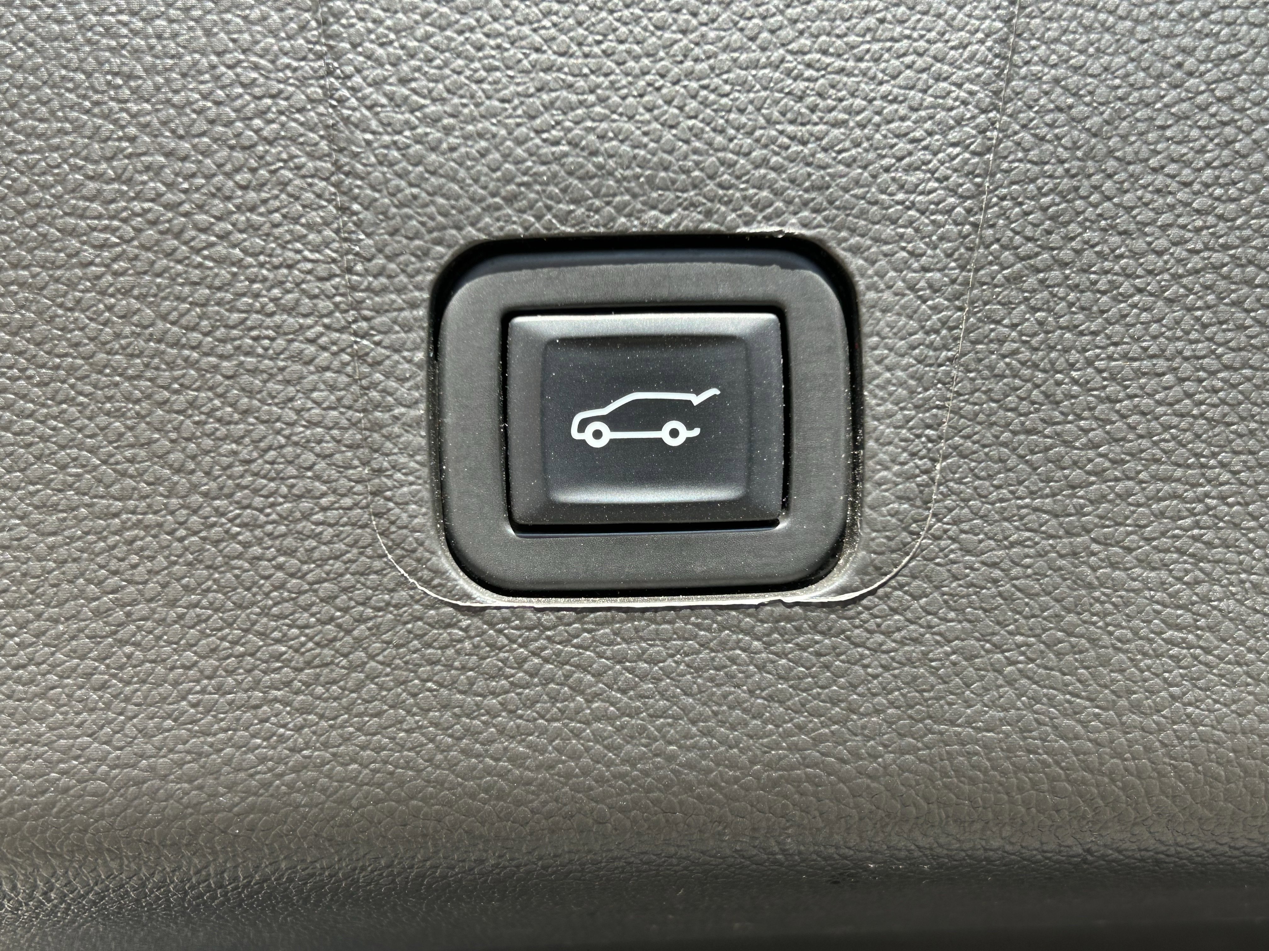 Used 2023 Chevrolet Traverse Premier image 24