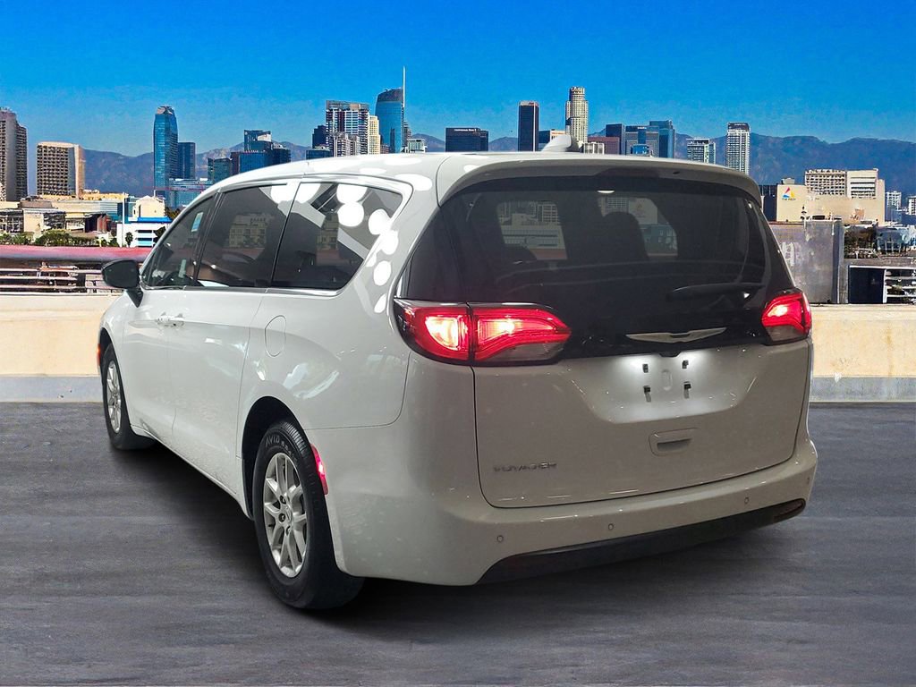 Used 2025 Chrysler Voyager LX image 5