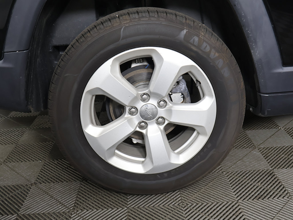 Used 2019 Jeep Compass Latitude w/ Cold Weather Group AWD/4WD image 18