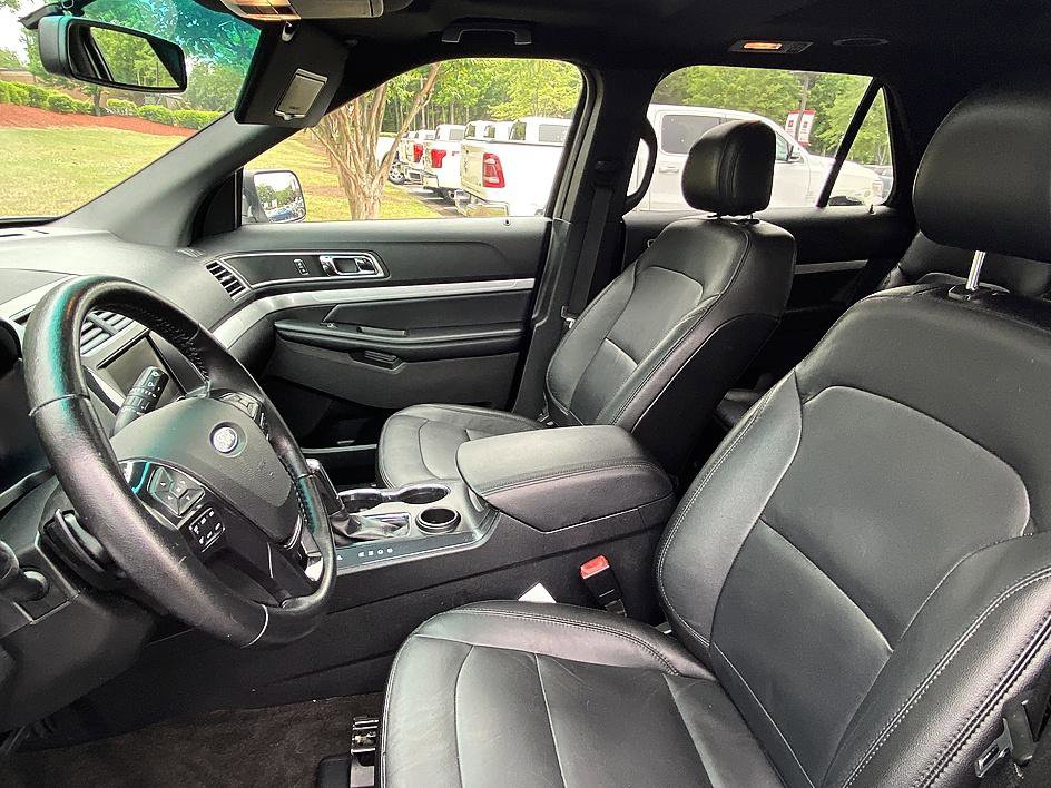 Used 2016 Ford Explorer XLT w/ Equipment Group 202A FWD image 11