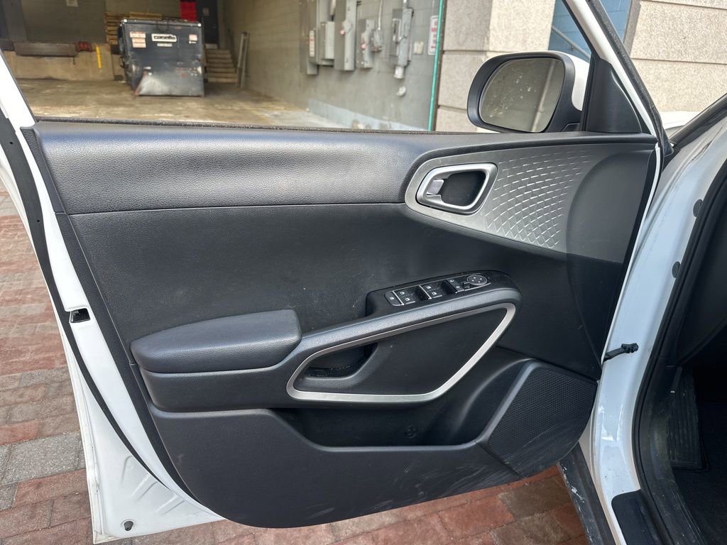 Used 2023 Kia Soul LX w/ LX Technology Package image 8