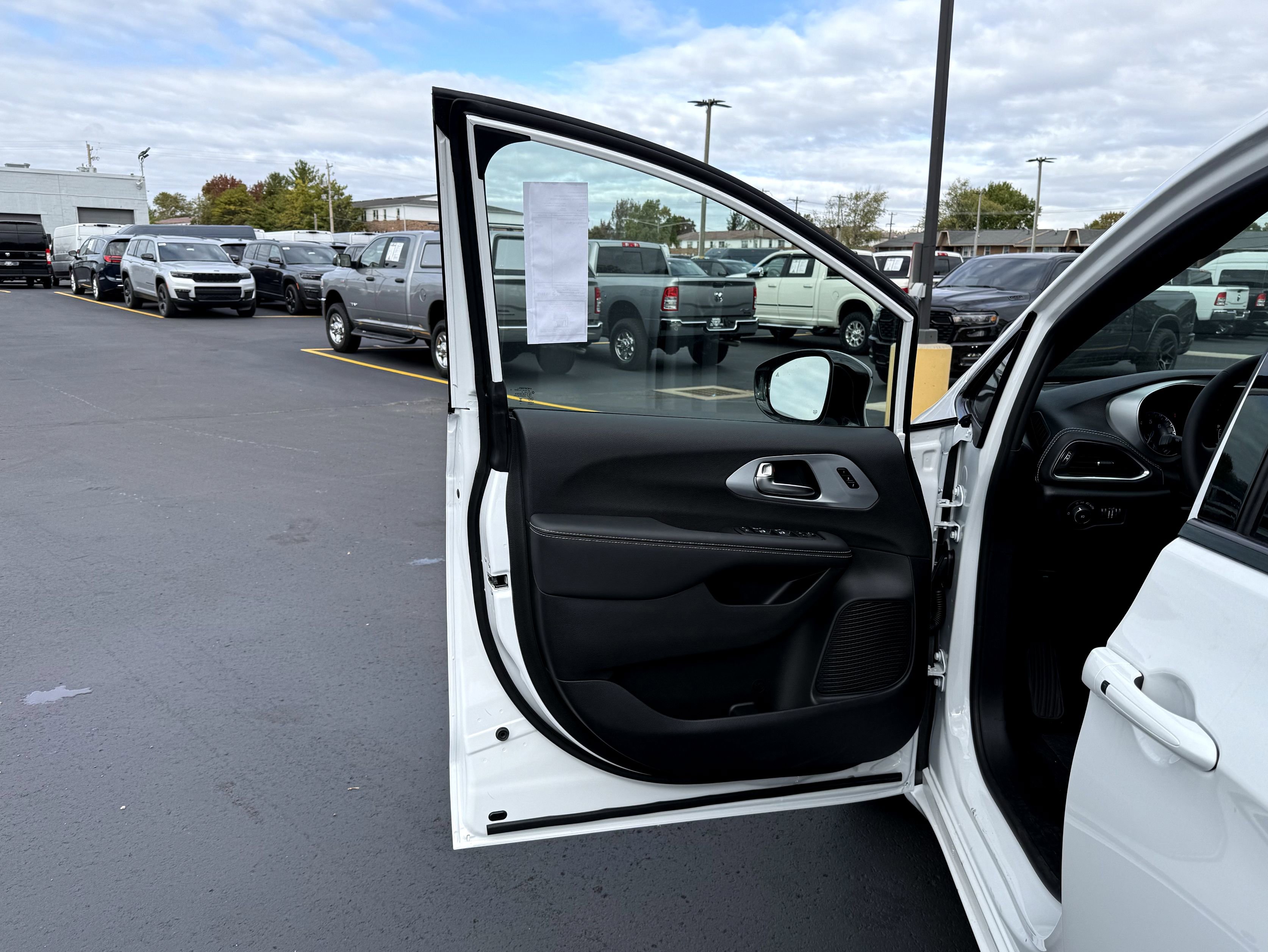 New 2026 Chrysler Pacifica Limited image 13