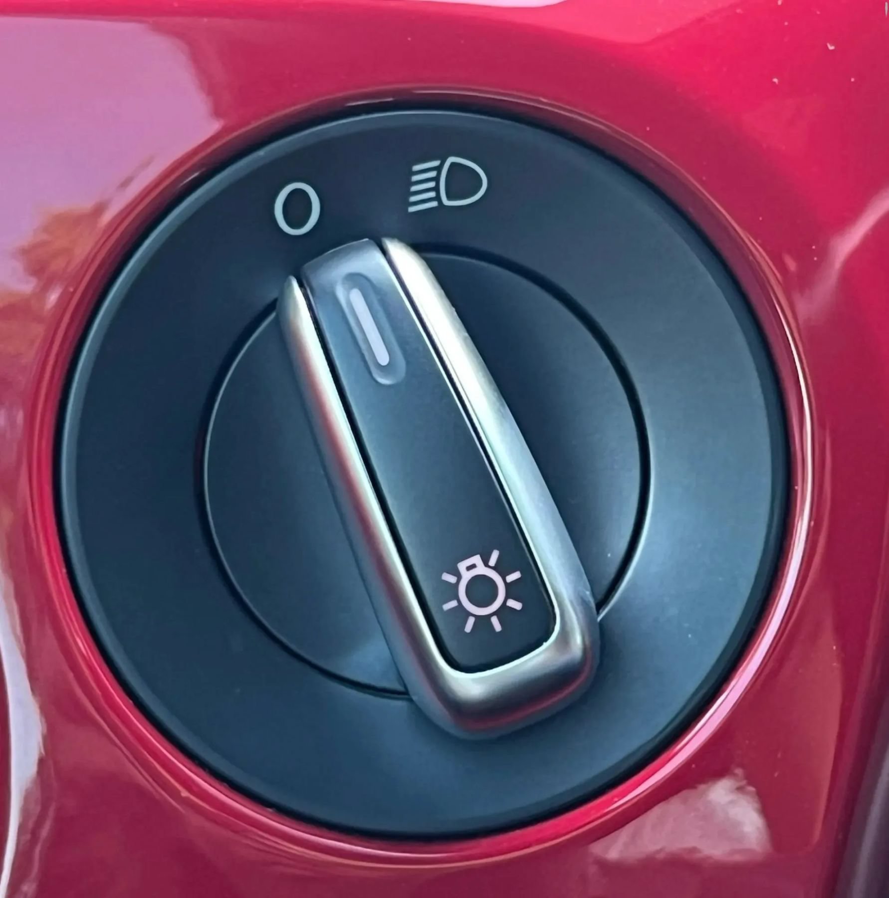Used 2015 Volkswagen Beetle TDI FWD image 48