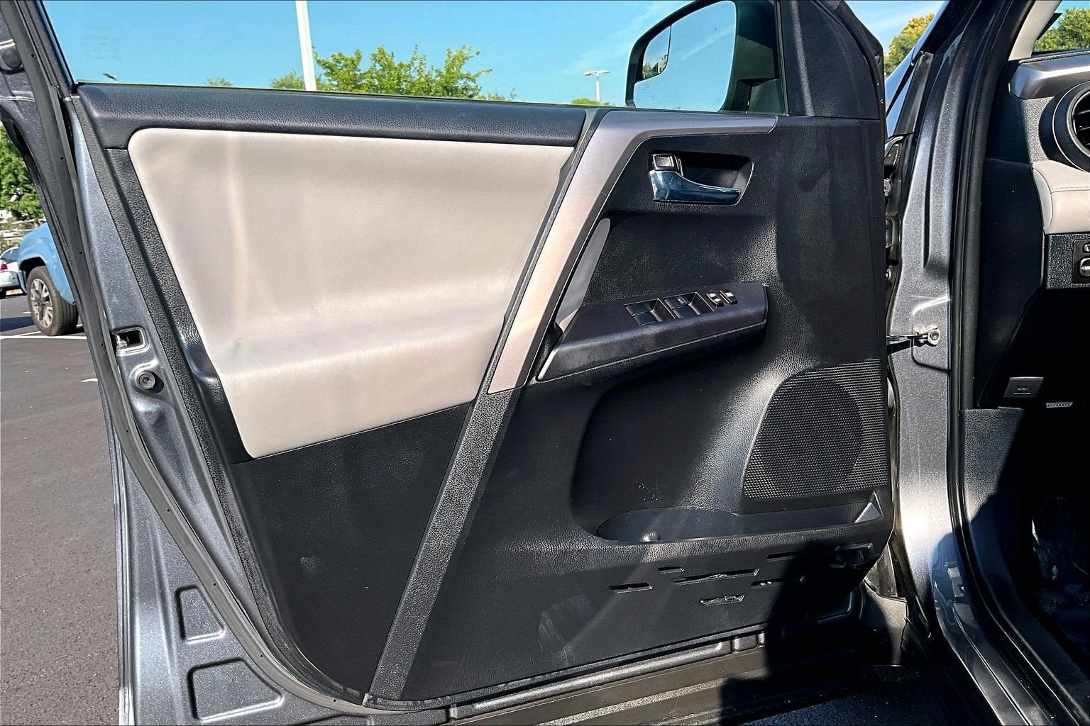 Used 2017 Toyota RAV4 XLE w/ Carpet Mat Package AWD/4WD image 22