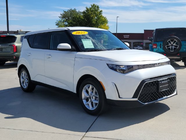 Certified 2025 Kia Soul LX w/ LX Technology Package FWD image 7