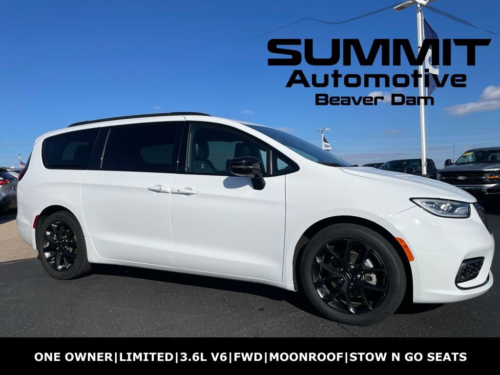 Used 2025 Chrysler Pacifica Limited image 1