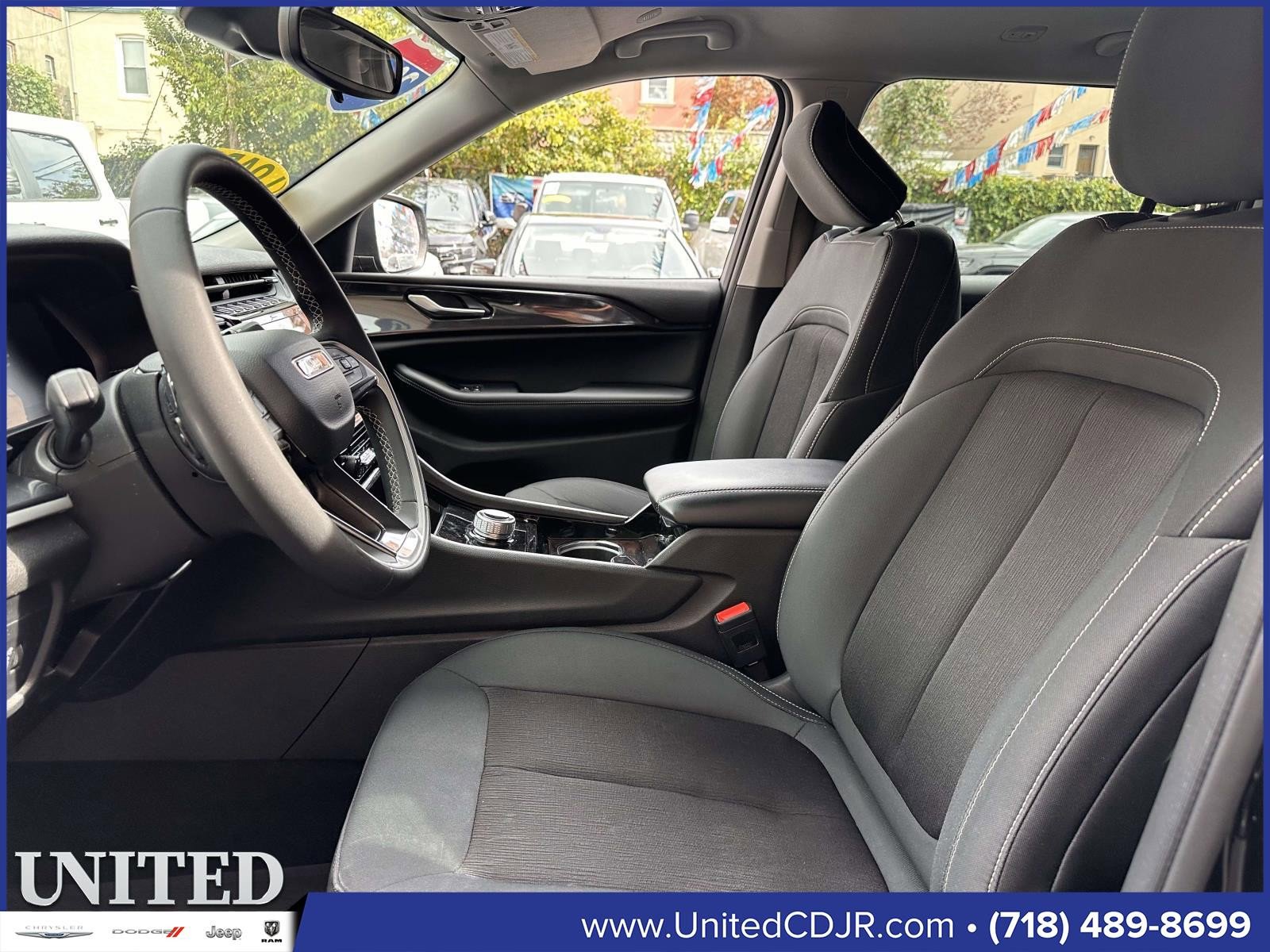 Used 2023 Jeep Grand Cherokee L Laredo image 16