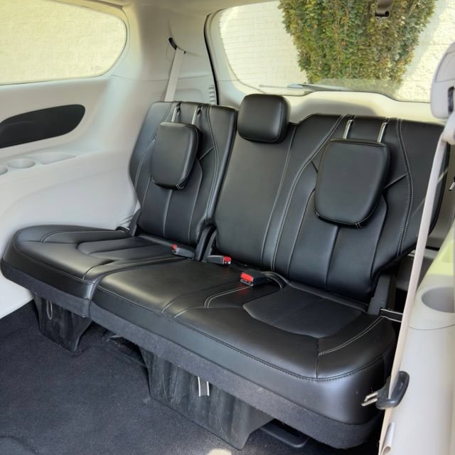 Used 2024 Chrysler Pacifica Touring-L FWD image 12
