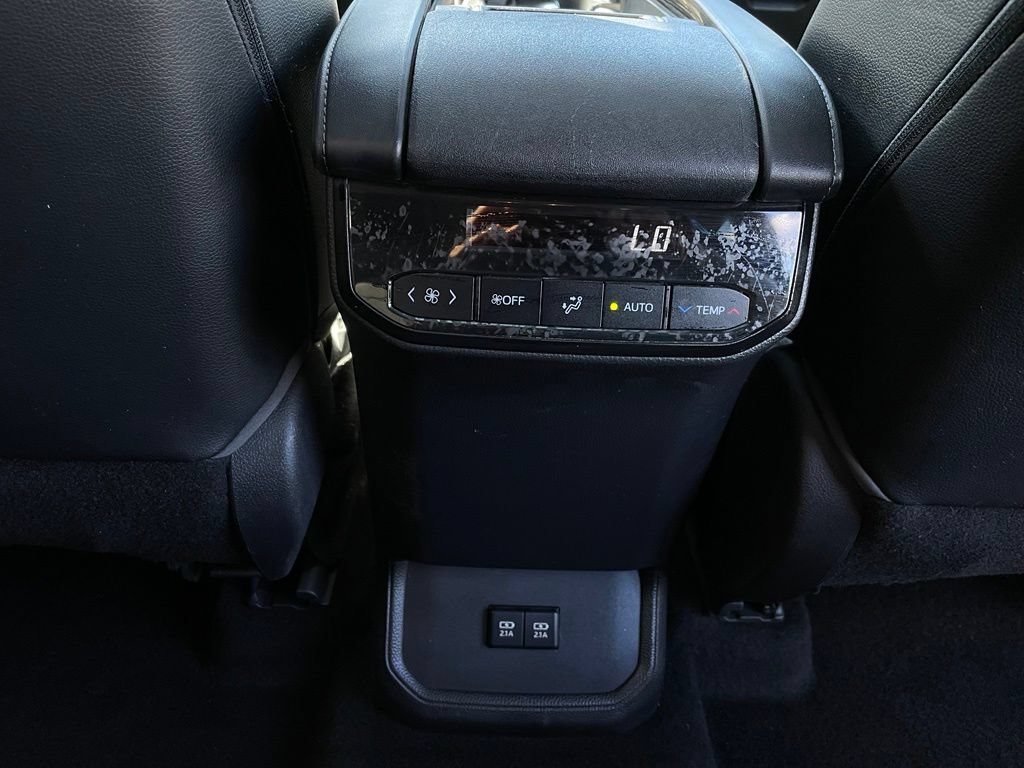 Used 2020 Toyota Highlander XLE FWD image 37