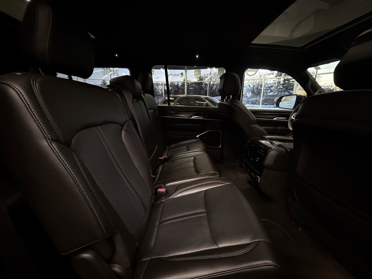 Used 2024 Jeep Wagoneer 4WD w/ Premium Group I image 35