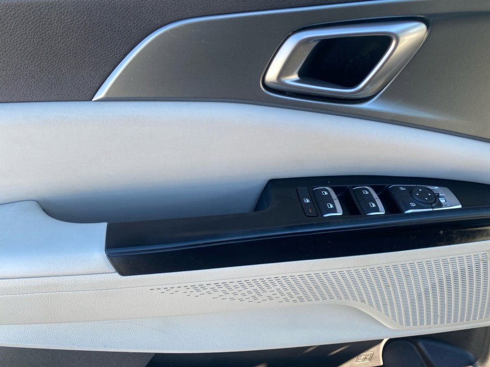 Used 2023 Kia Carnival LX image 36