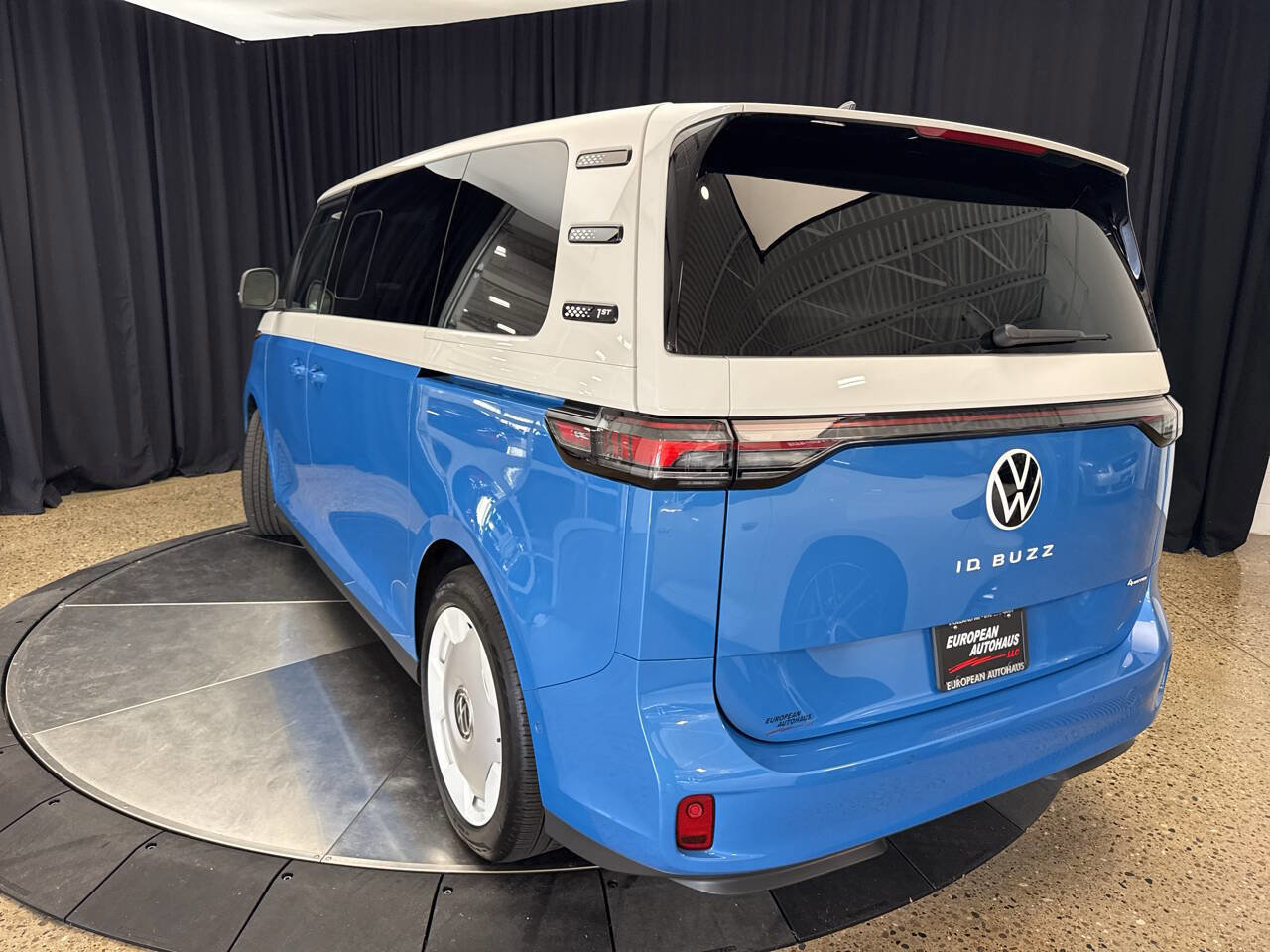 Used 2025 Volkswagen ID. Buzz 1st Edition image 6