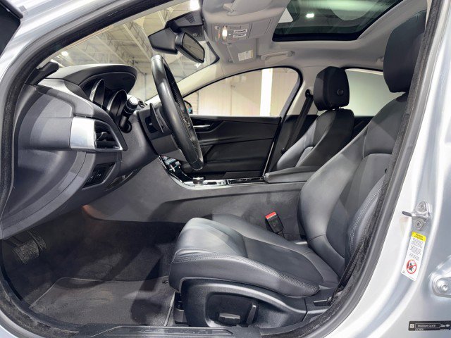 Used 2017 Jaguar XE Premium image 11