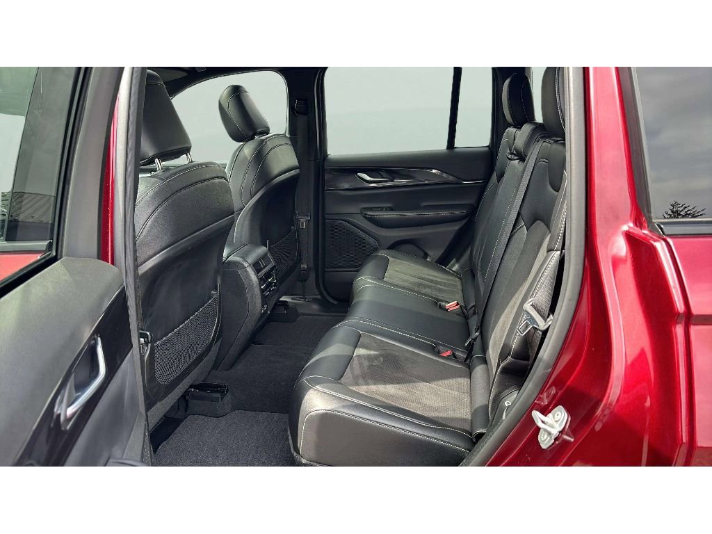 Used 2023 Jeep Grand Cherokee Altitude image 11