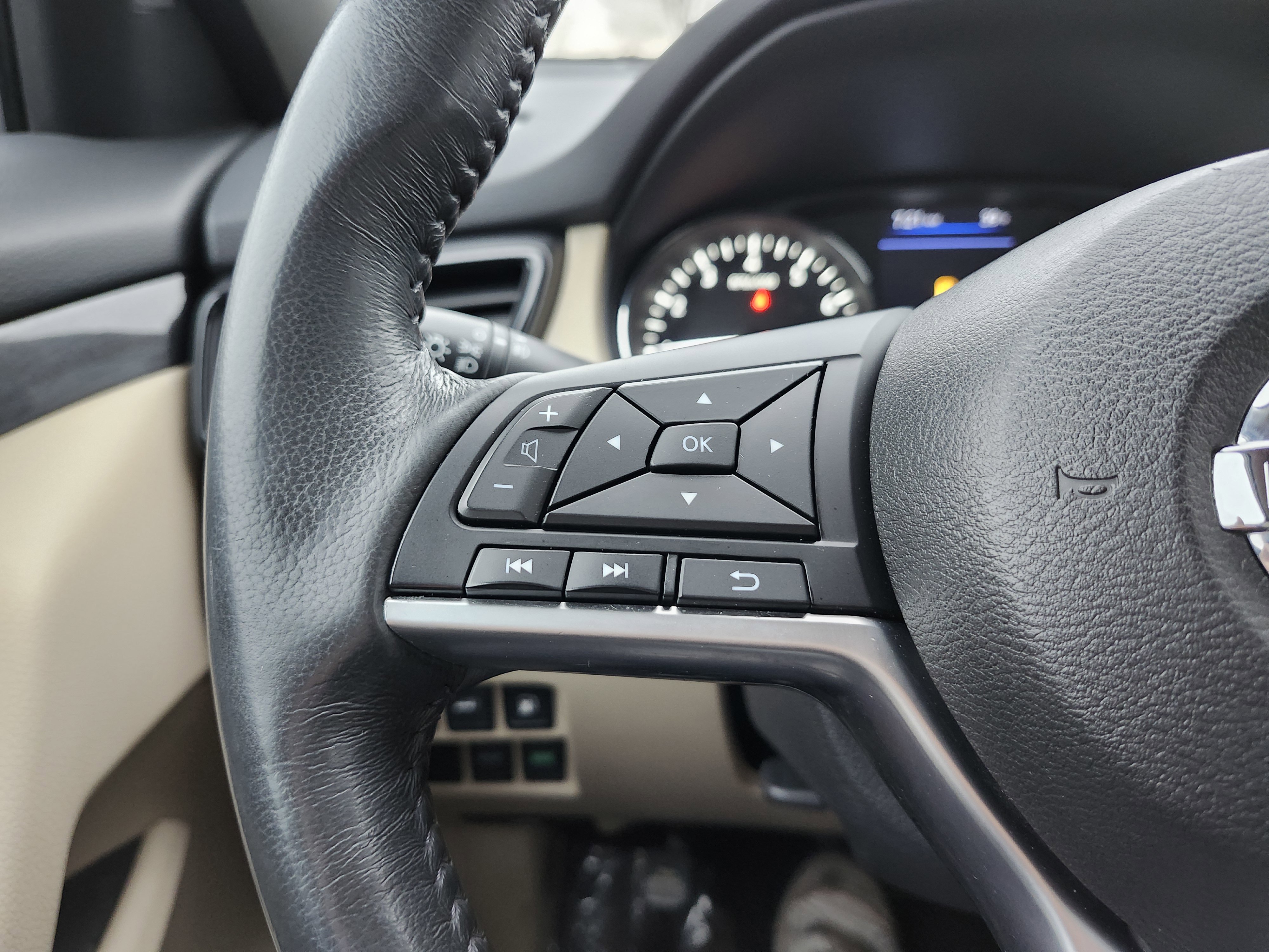 Used 2018 Nissan Rogue SV image 34