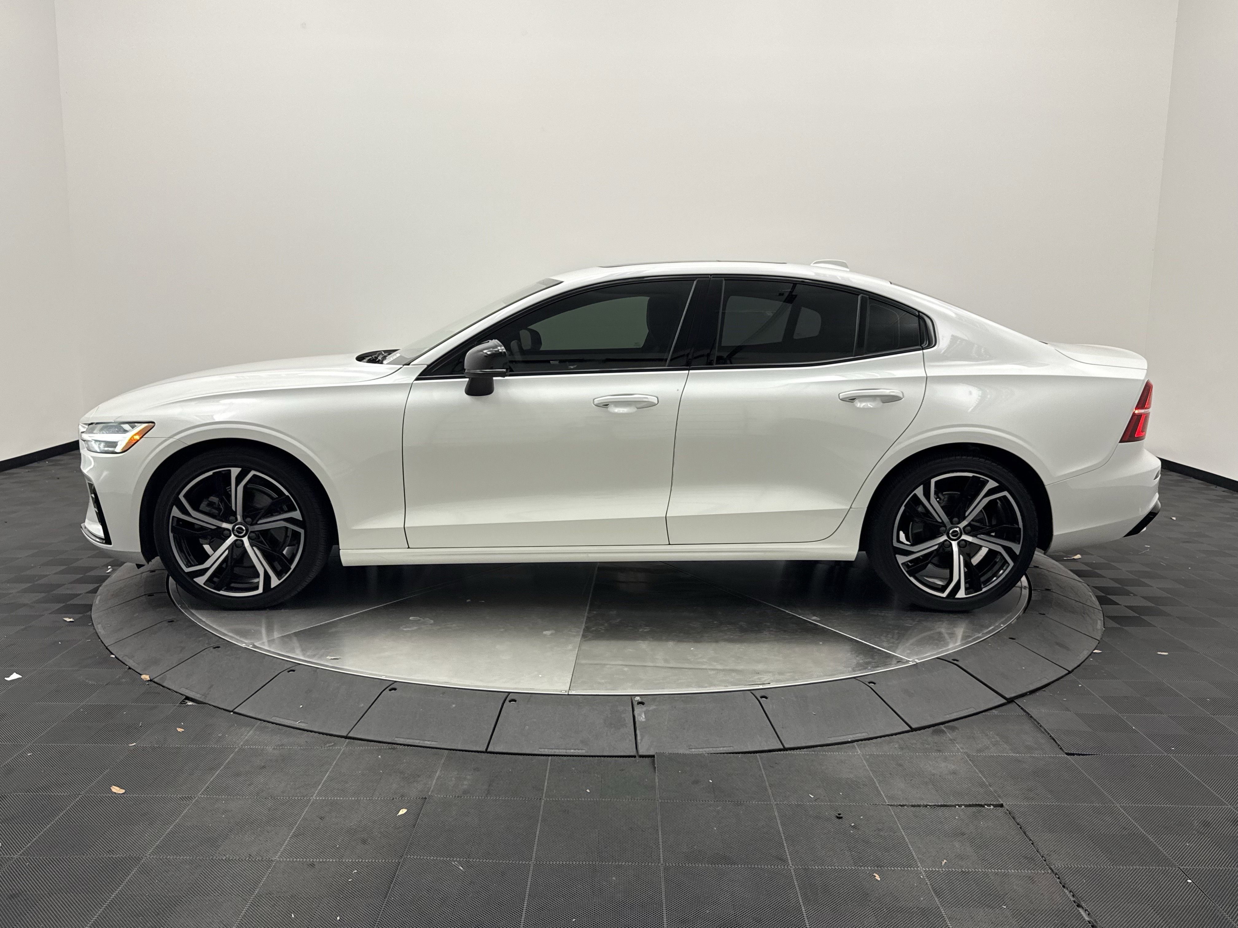Used 2024 Volvo S60 B5 Core AWD/4WD image 4