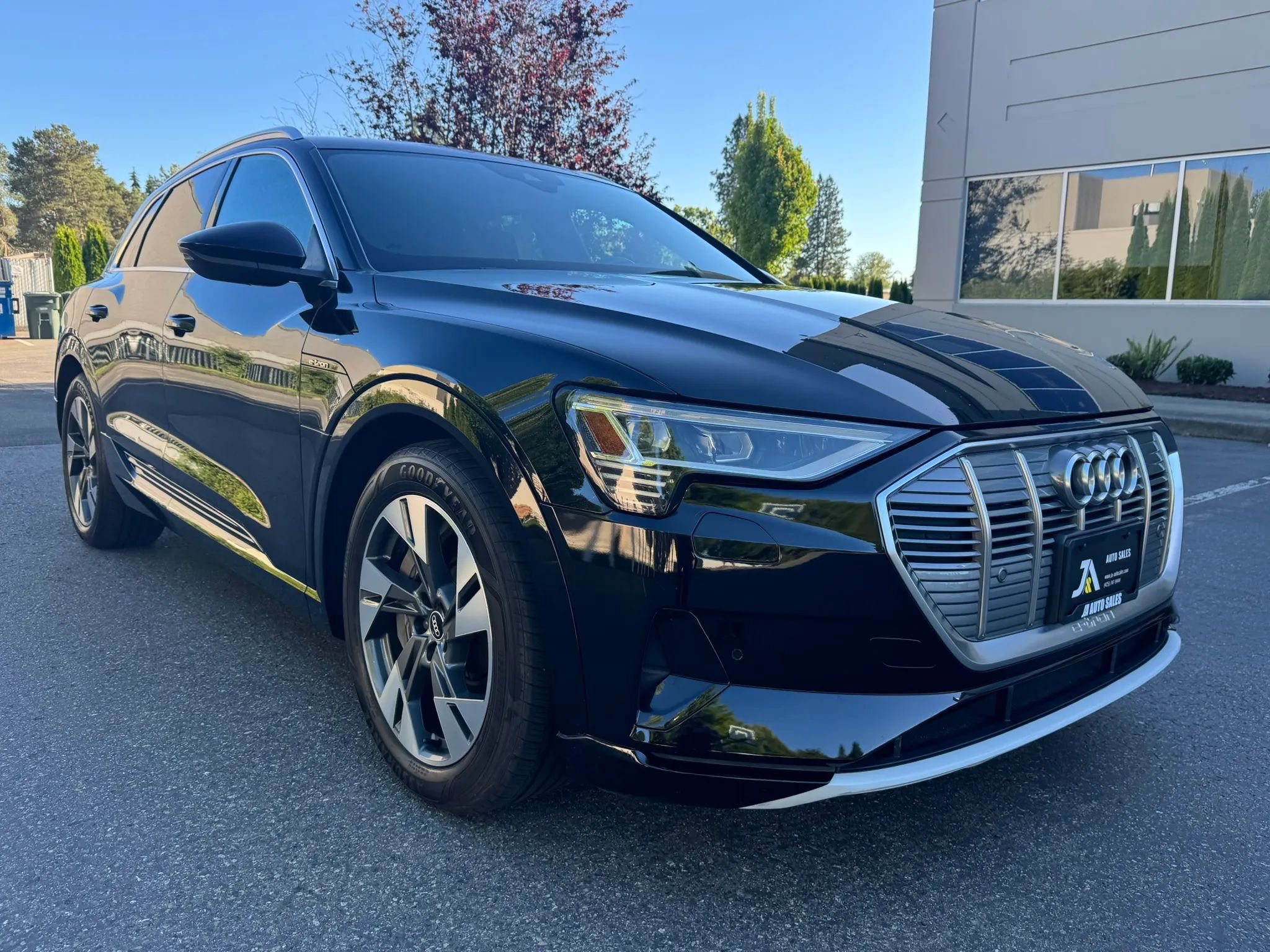 Used 2022 Audi e-tron Premium AWD/4WD image 2