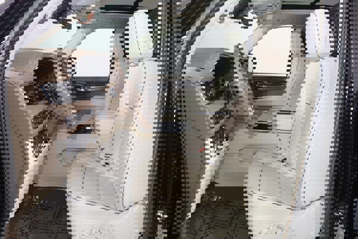 Used 2024 GMC Yukon Denali w/ Denali Reserve Package image 12