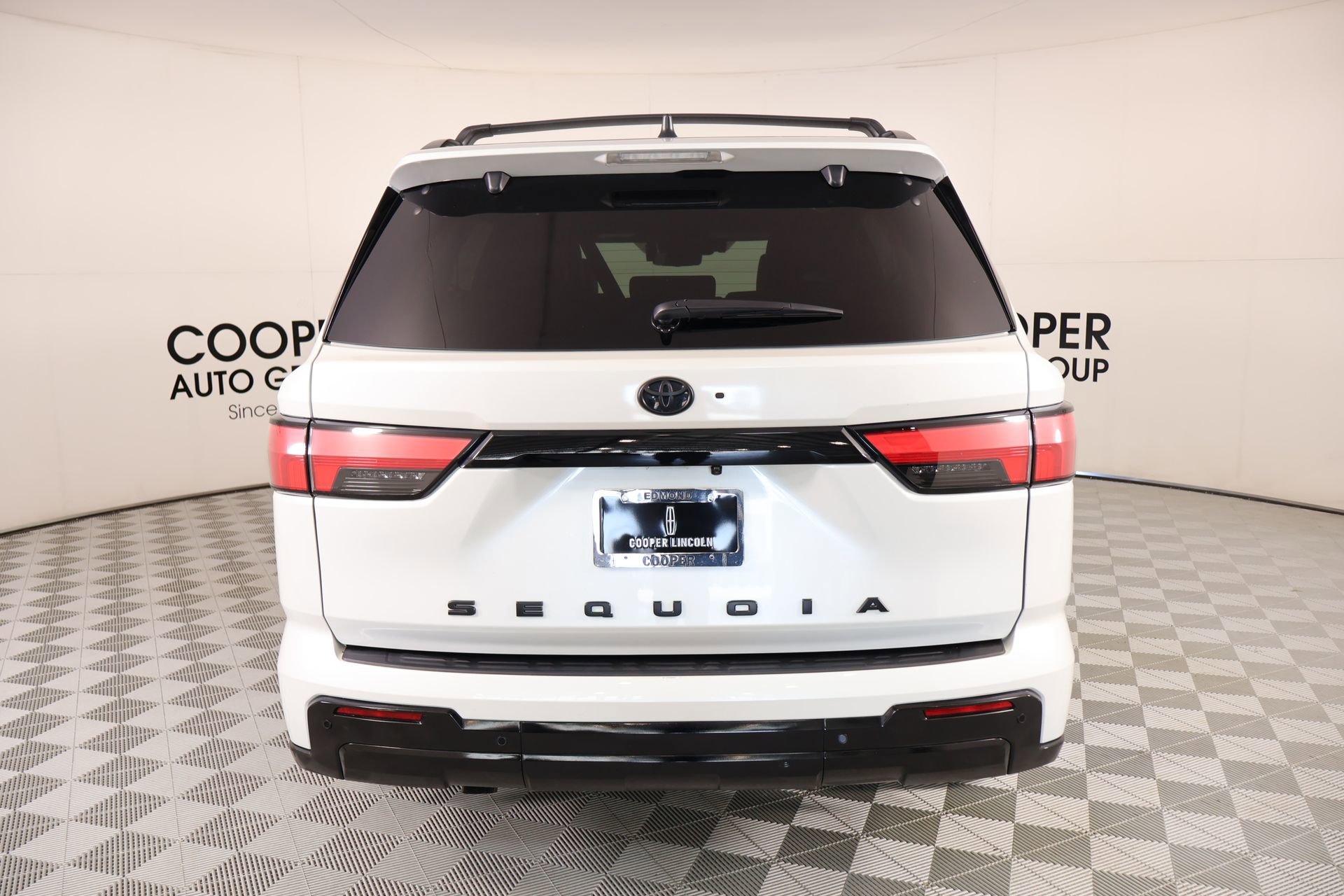 Used 2024 Toyota Sequoia Platinum AWD/4WD image 23