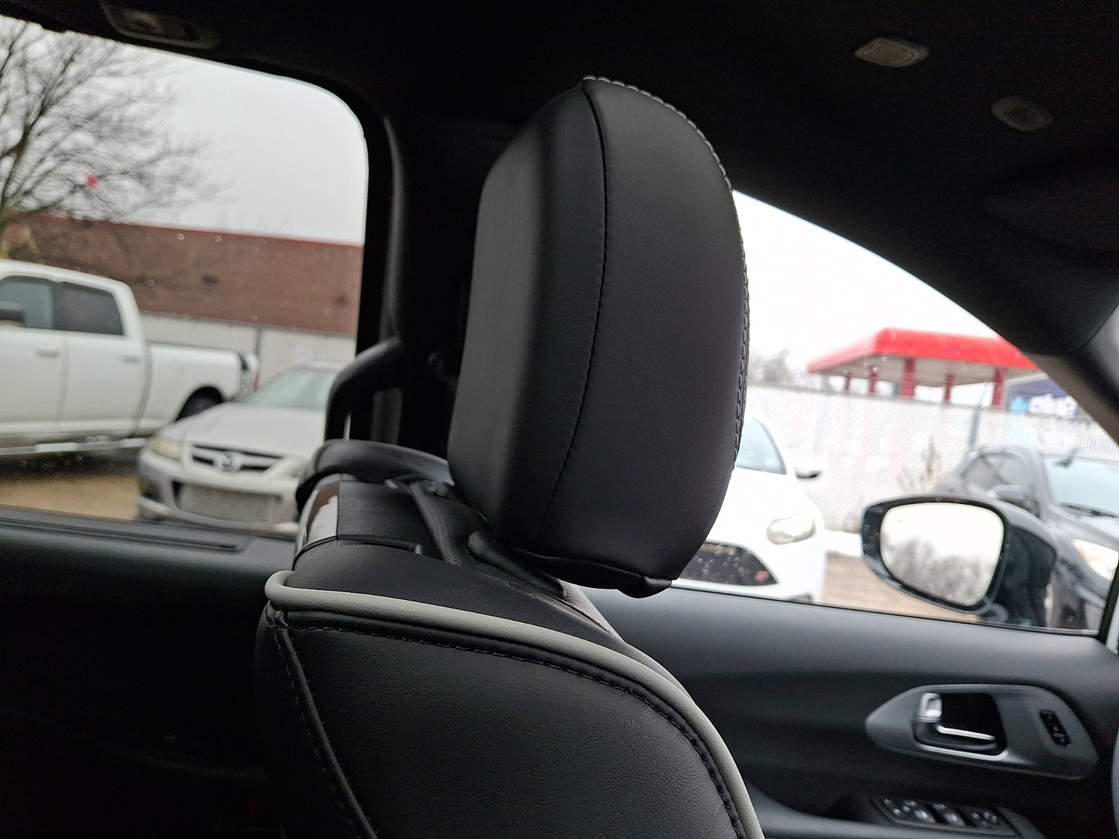 Used 2025 Chrysler Pacifica Premium image 13