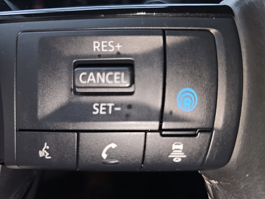 Used 2023 Nissan Pathfinder SL w/ Lighting Package (N92) FWD image 22