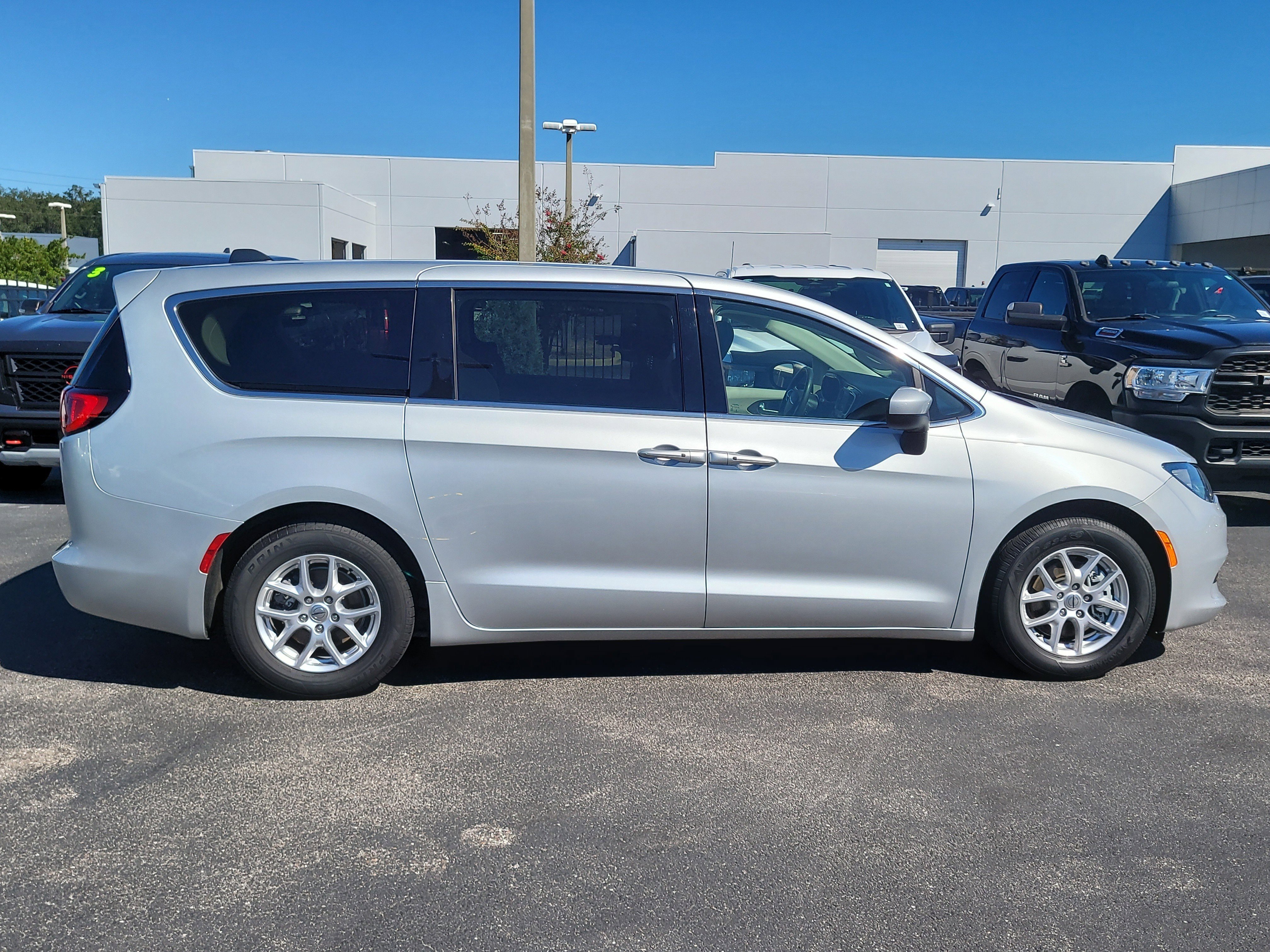 Used 2022 Chrysler Voyager LX image 7