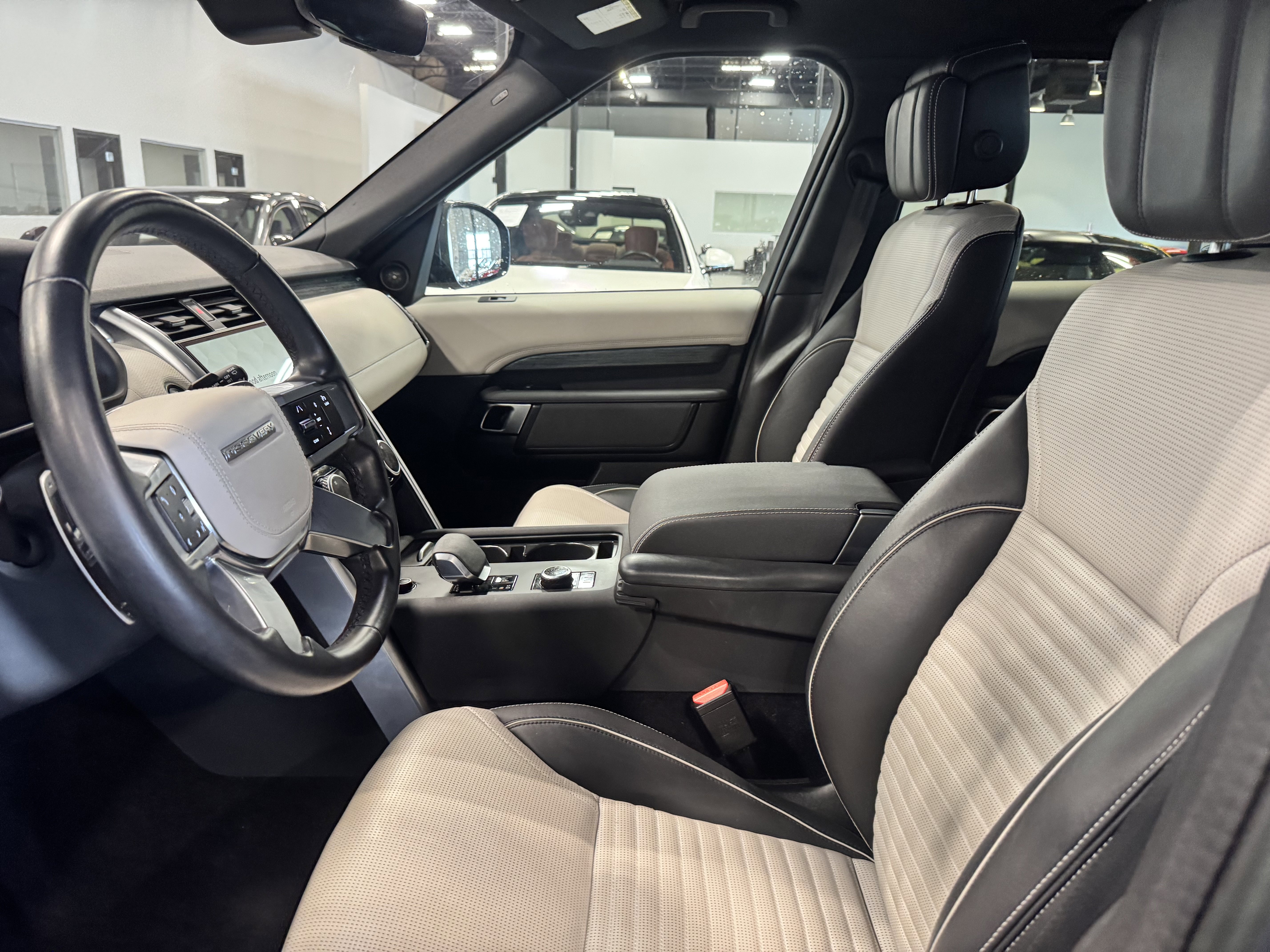 Used 2023 Land Rover Discovery S R-Dynamic image 28