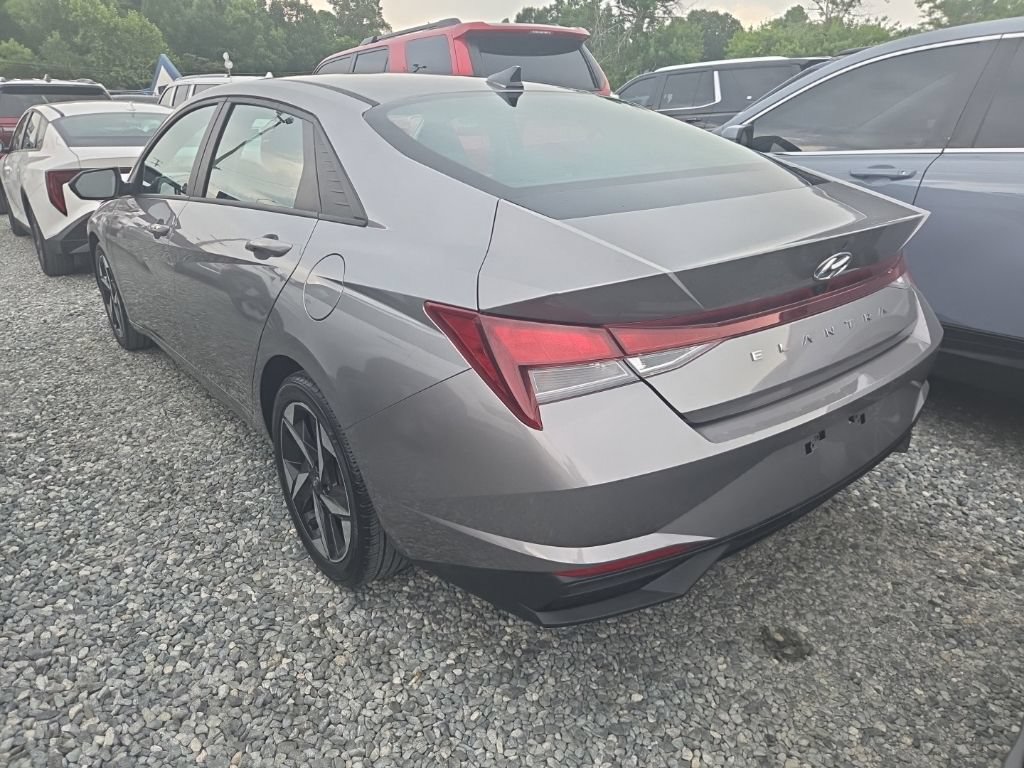 Used 2023 Hyundai Elantra SEL w/ Convenience Package FWD image 4