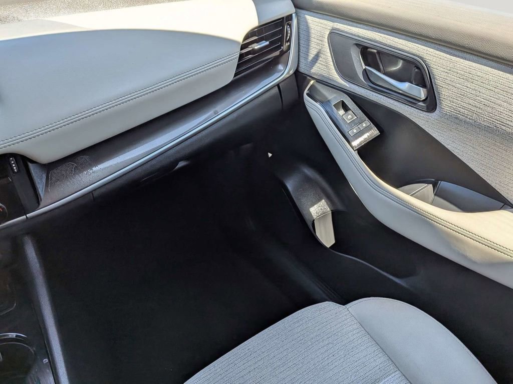 Used 2023 Nissan Rogue SV image 16