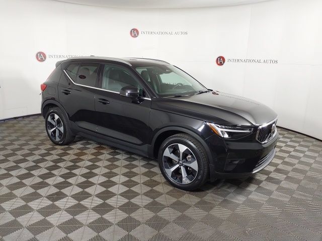 Used 2025 Volvo XC40 B5 Plus AWD/4WD image 3