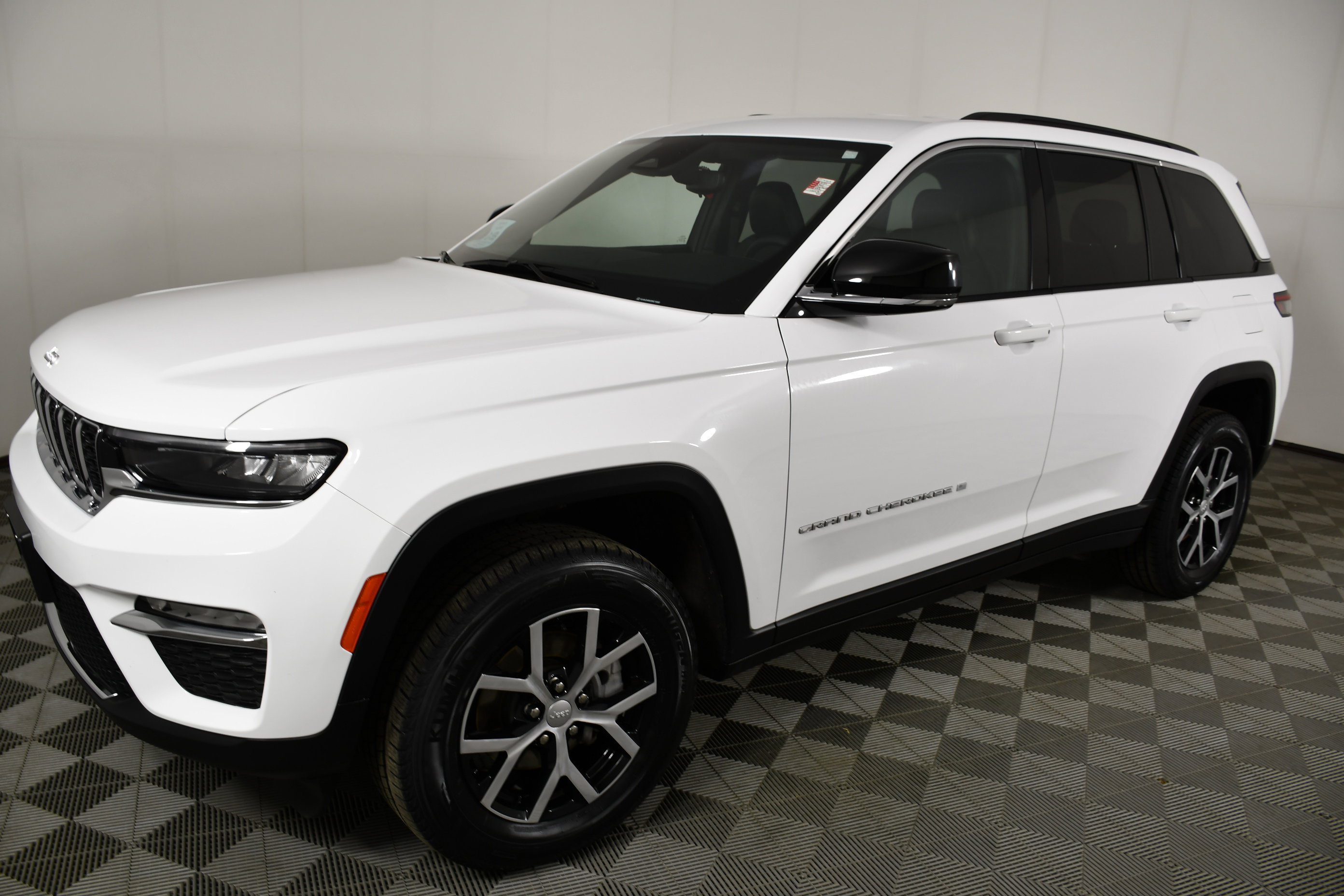 Used 2024 Jeep Grand Cherokee Limited AWD/4WD image 10