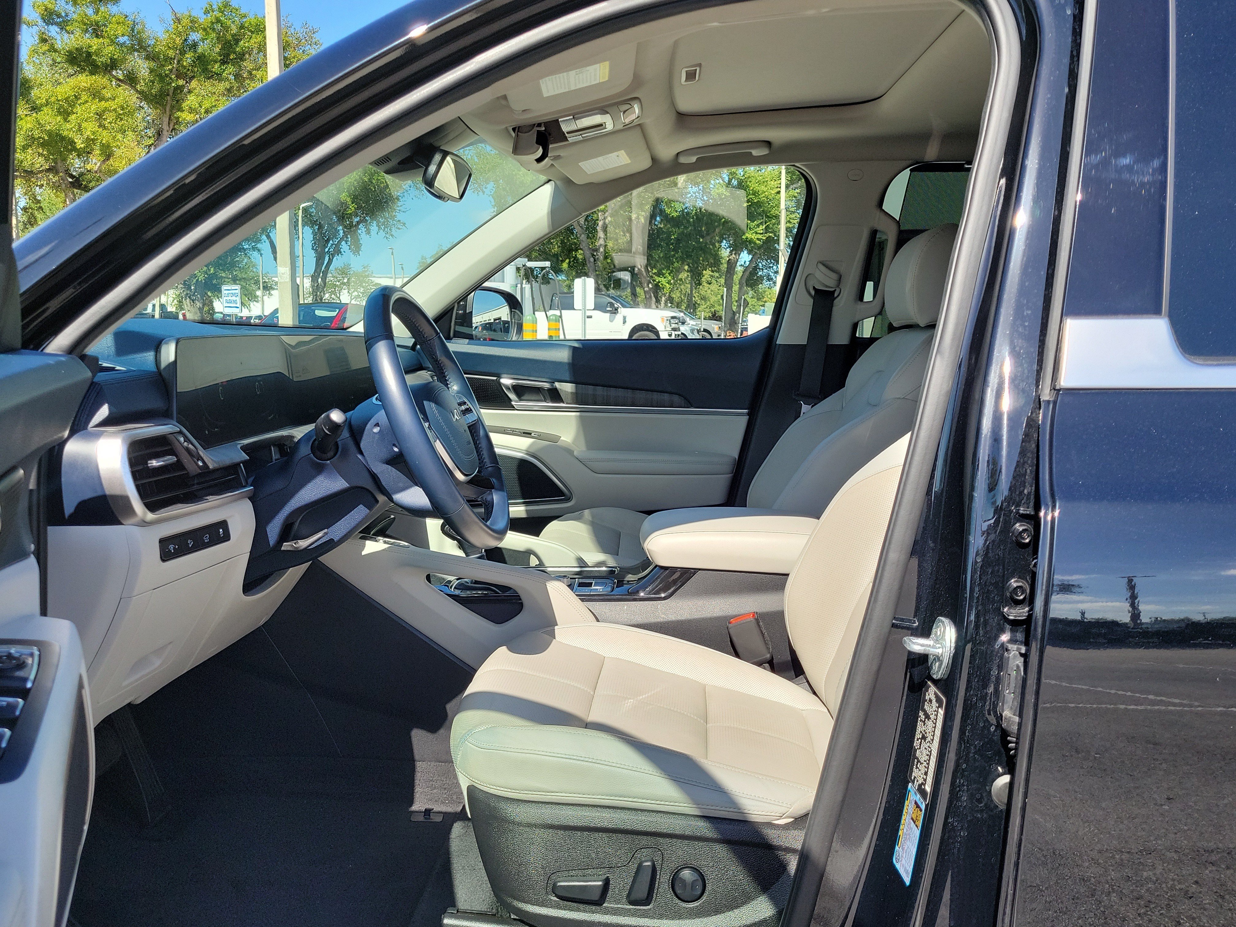 Used 2024 Kia Telluride EX w/ EX Captain's Chair Package FWD image 20