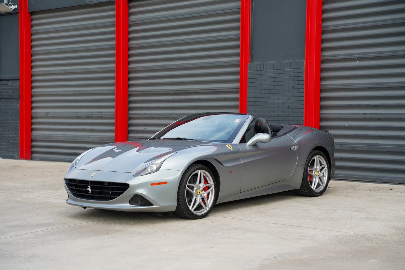 Used 2016 Ferrari California T image 1