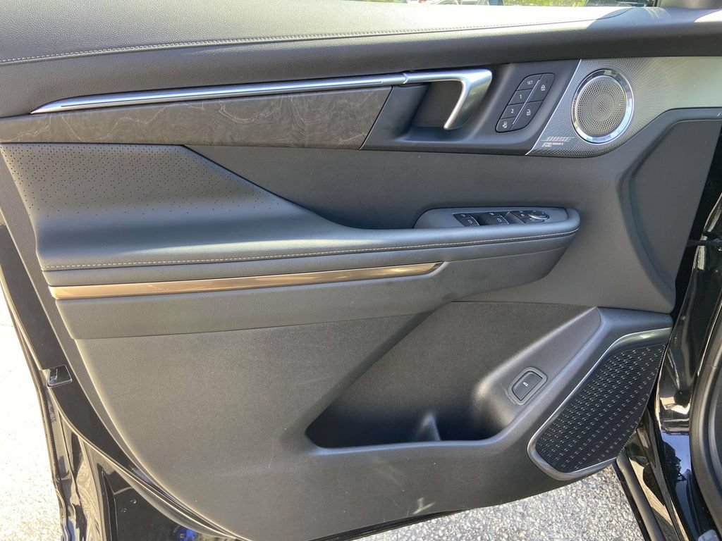 Used 2025 Buick Enclave Avenir w/ Super Cruise Package FWD image 12