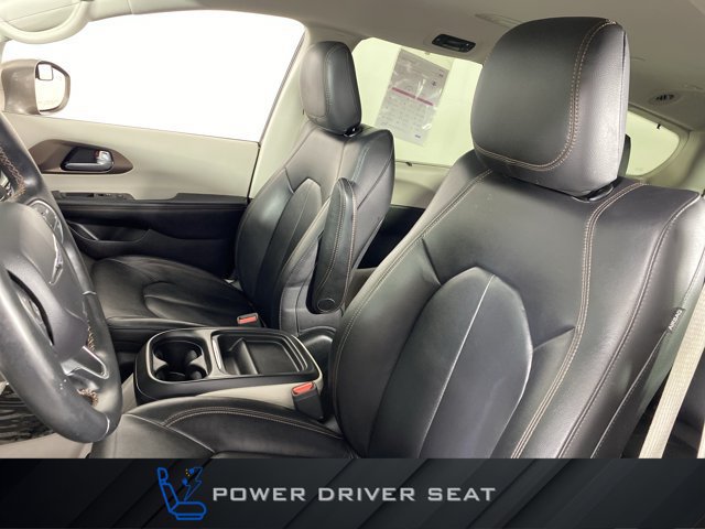 Used 2017 Chrysler Pacifica Touring-L w/ Tire & Wheel Group FWD image 16