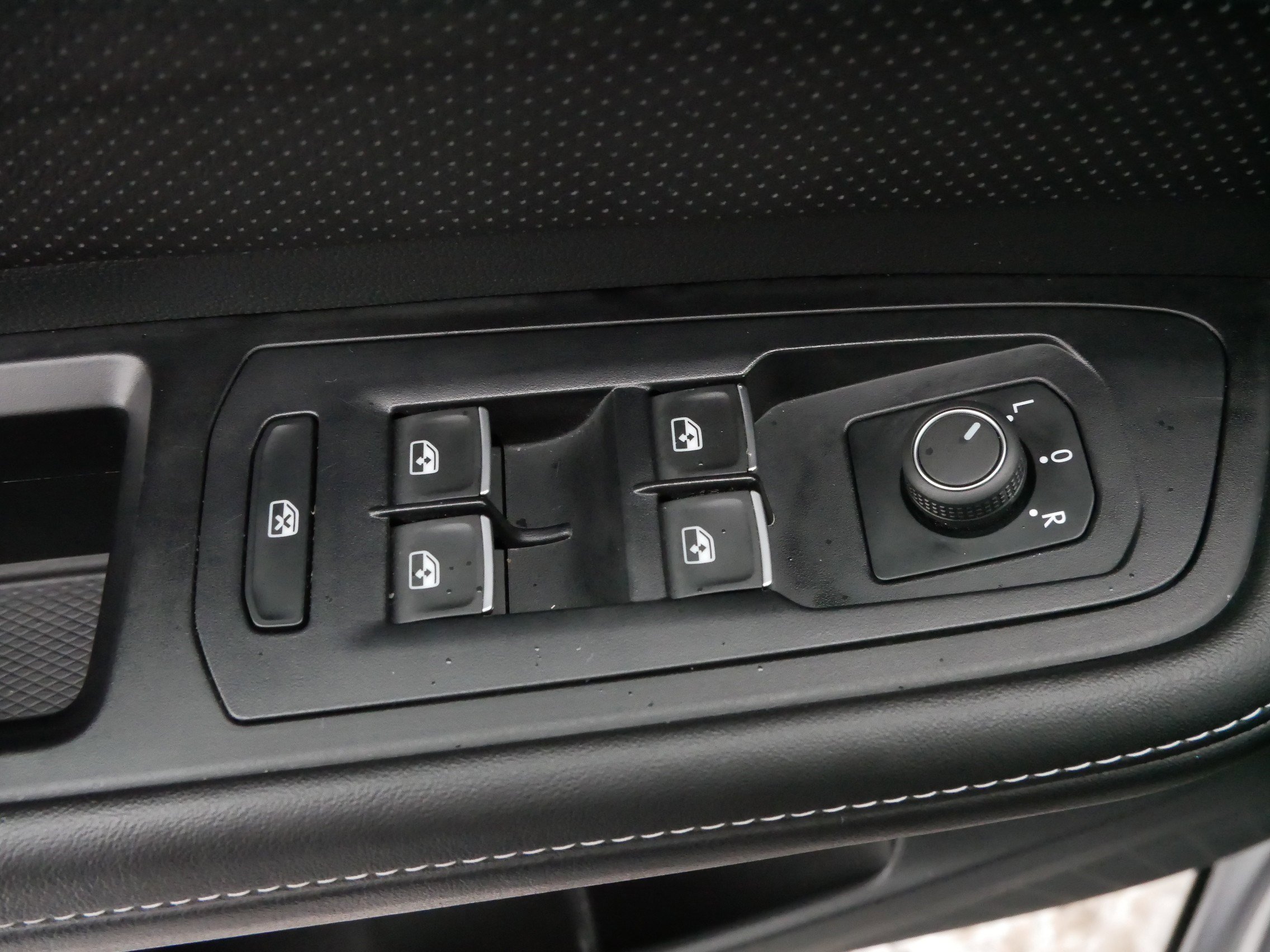 Certified 2025 Volkswagen Atlas SE image 19