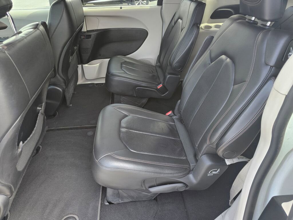 Used 2019 Chrysler Pacifica Touring-L FWD image 18