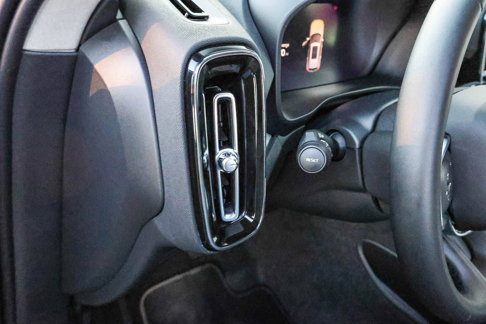 Used 2025 Volvo XC40 B5 Core image 33