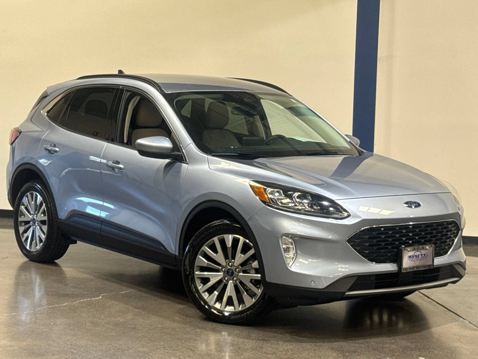 Used 2022 Ford Escape Titanium AWD/4WD image 2