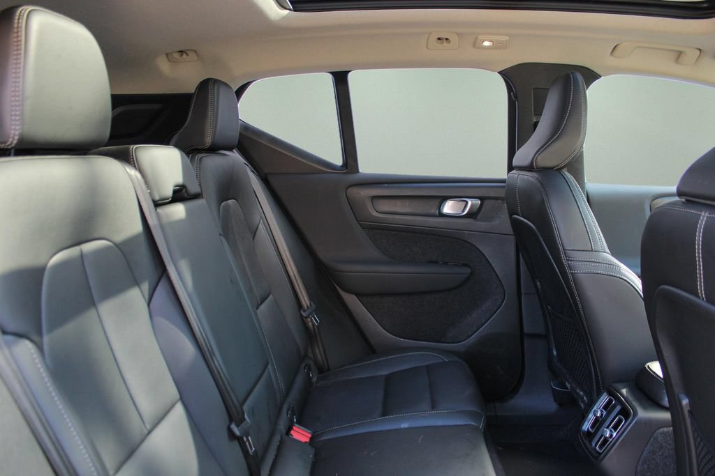 Certified 2025 Volvo XC40 B5 Plus AWD/4WD image 27