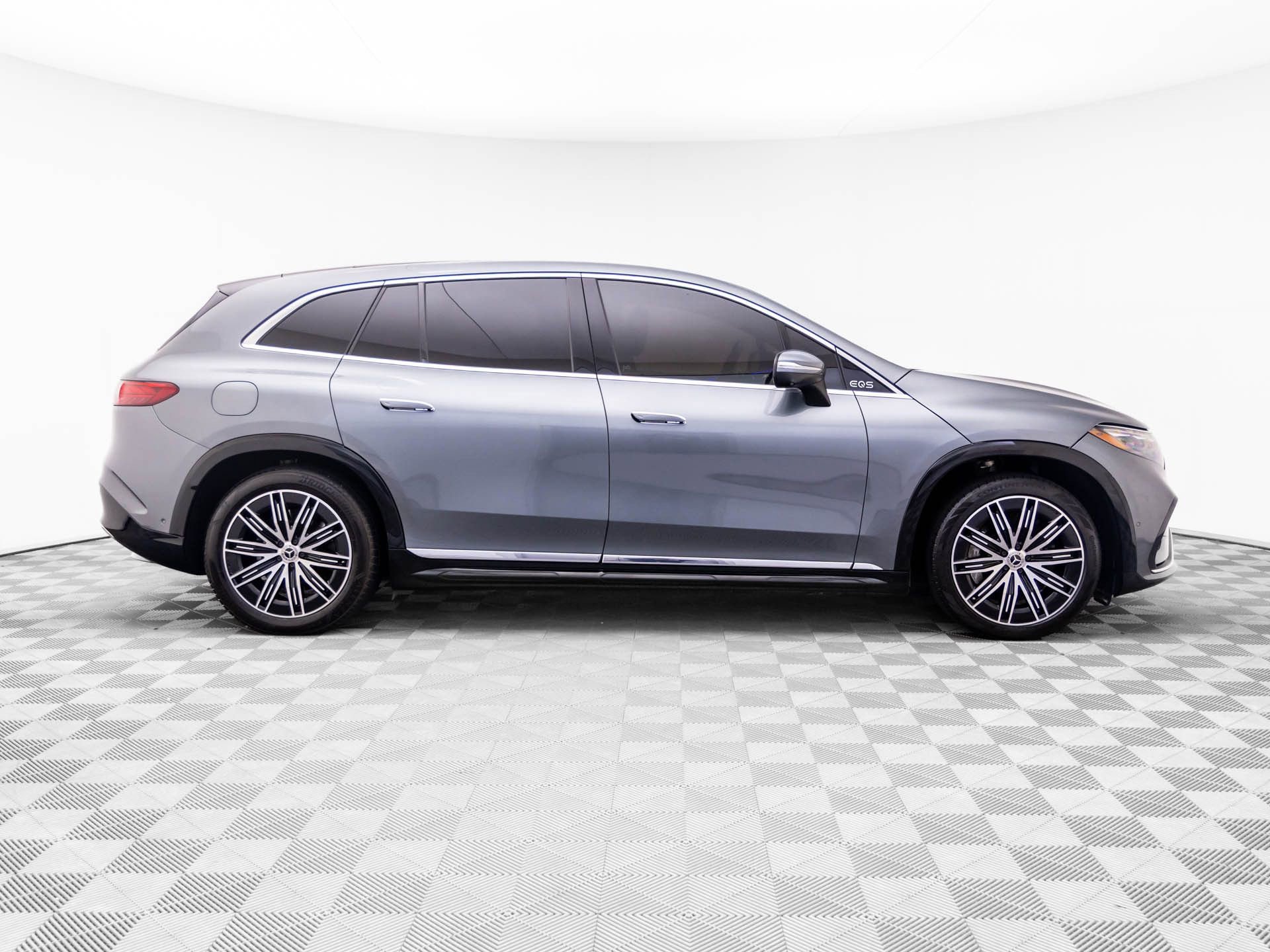 Used 2023 Mercedes-Benz EQS 580 4MATIC SUV w/ Exclusive Trim Package image 7